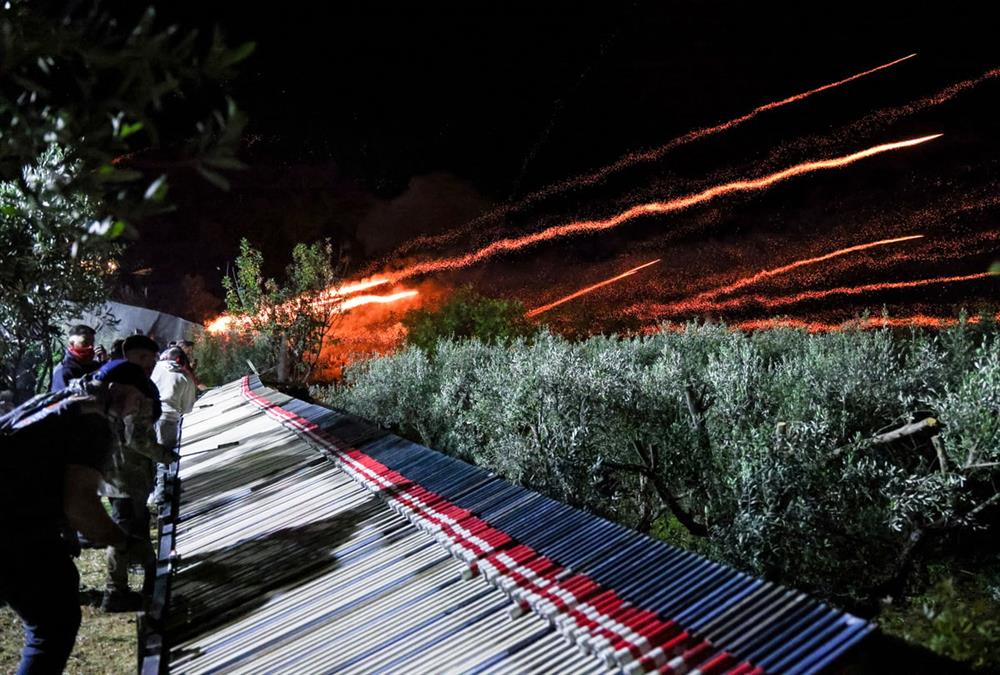 Πάσχα 2026 - Εντυπωσίασε για ακόμη μια χρονιά ο ρουκετοπόλεμος στον Βροντάδο Χίου