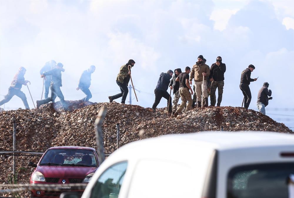 Έκρυθμη η κατάσταση στην Κρήτη: Κατάληψη από αγρότες στο αεροδρόμιο Ηρακλείου - Επεισόδια με χημικά στα Χανιά