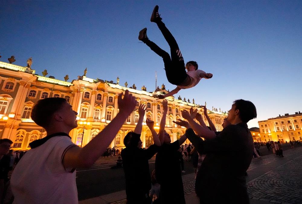 Χιλιάδες μαθητές στην Αγία Πετρούπολη γιορτάζουν το τέλος της ακαδημαϊκής χρονιάς στο φεστιβάλ Scarlet Sails