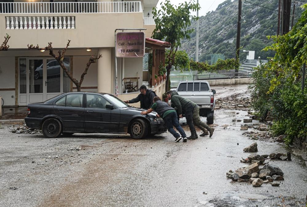 «Αυτό το πράγμα δεν έχει ξαναγίνει»: Μεγάλες καταστροφές στην Κρήτη - Σε απόγνωση οι κάτοικοι