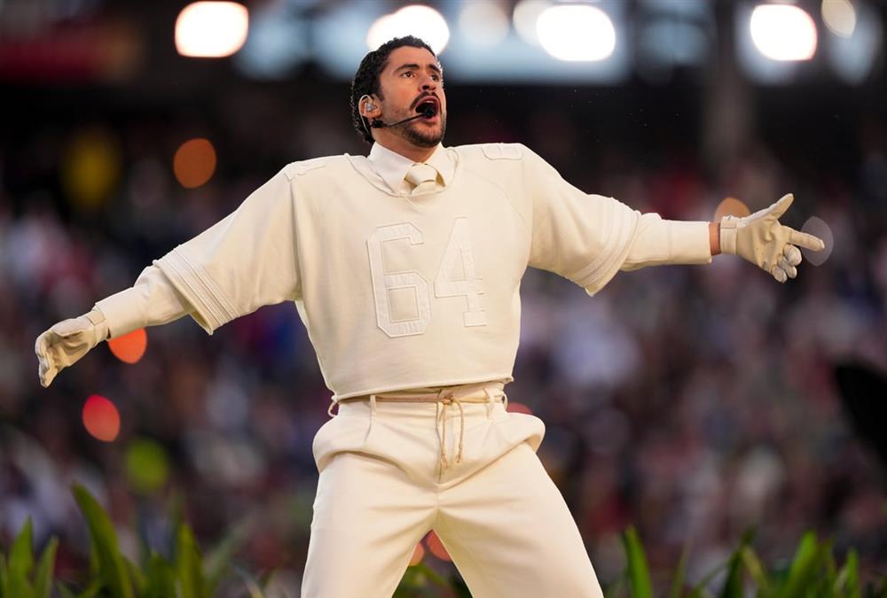 Bad Bunny στο Super Bowl LX: Latin ρυθμοί, πολιτικά μηνύματα και φόρος τιμής στη λατινοαμερικανική ταυτότητα