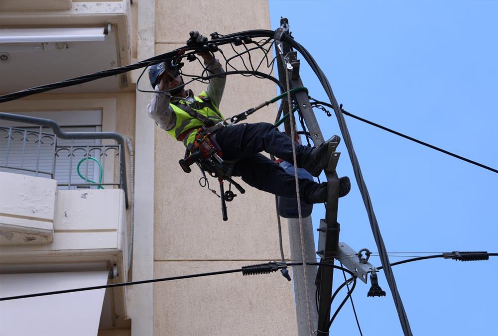 Απίστευτες εικόνες στην Ηλιούπολη - Φορτηγό έπεσε σε κολώνα, καταπλάκωσε τέσσερα ΙΧ, έσπασε εισόδους