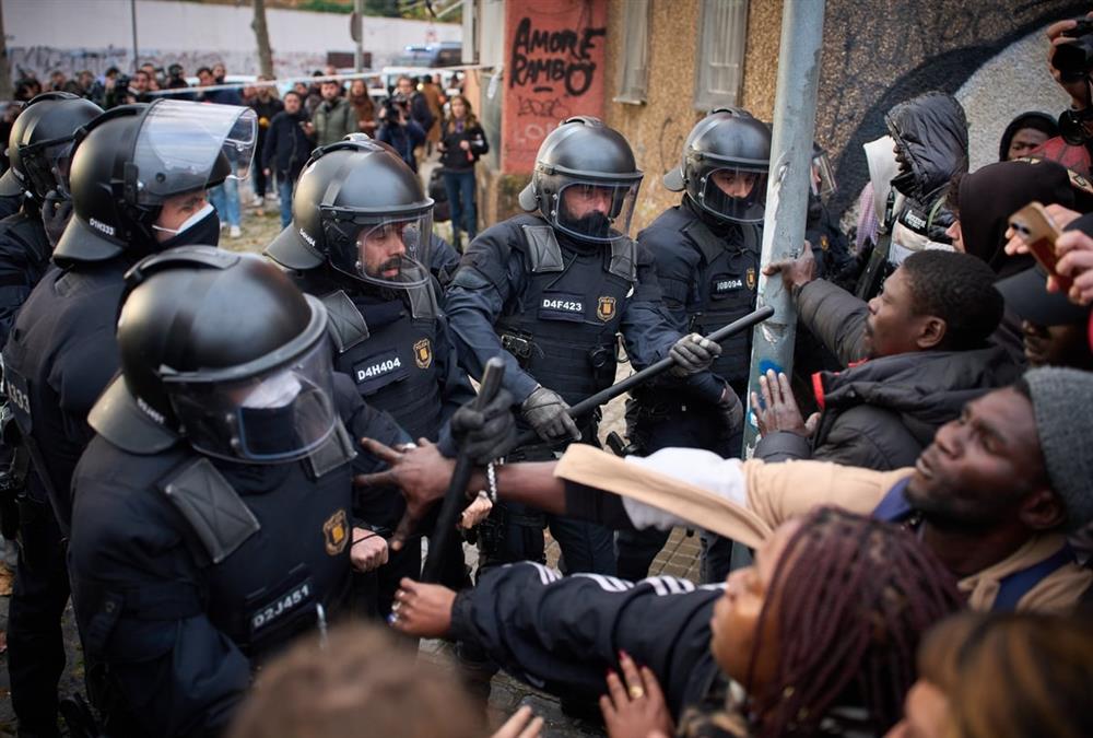 Ισπανία: Εκατοντάδες μετανάστες εκδιώχθηκαν από πρώην λύκειο όπου είχαν βρει καταφύγιο - «Δεν ξέρουμε πού να πάμε» (AP)