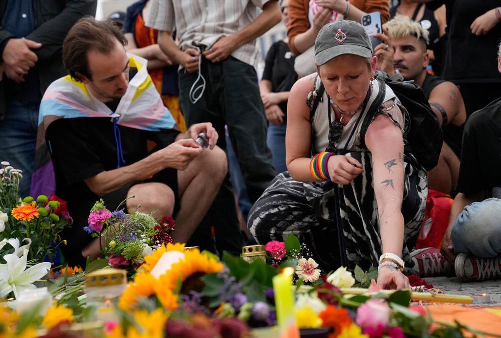 Θλίψη και «ποτέ ξανά» μετά την επίθεση στο Pride: Μεγάλη αγρυπνία στην Πύλη του Βραδεμβούργου