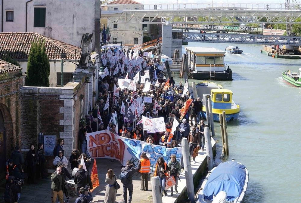 Από τη «σκονισμένη» Αθήνα στα κανάλια της Βενετίας και από εκεί στην κατάληψη του Columbia: Η εβδομάδα σε φωτογραφίες