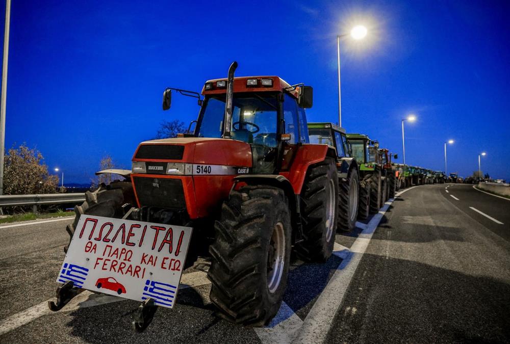 Ενισχυμένα και δυναμικά τα αγροτικά μπλόκα: Αποφασισμένοι οι αγρότες σε όλη τη χώρα