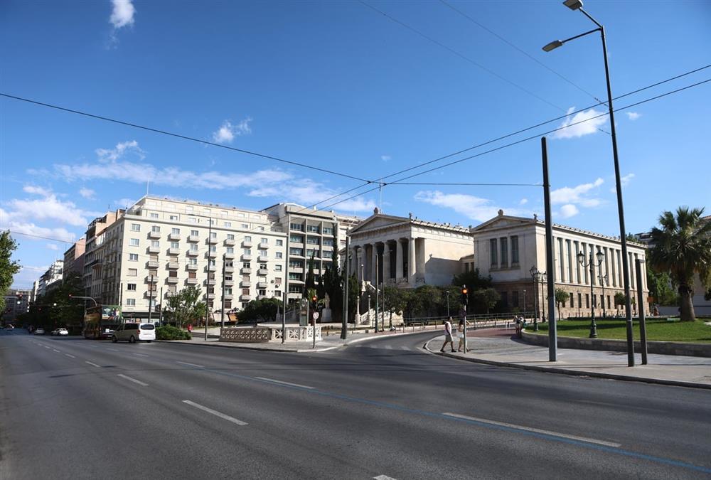 Έρημη πόλη η Αθήνα: Ασυνήθιστες εικόνες από το κέντρο που θυμίζουν... όαση