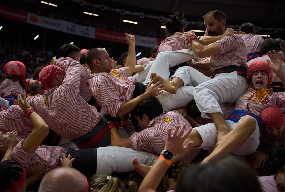 «Castells»: Οι ανθρώπινοι πύργοι της Καταλονίας και η δύναμη της συλλογικότητας