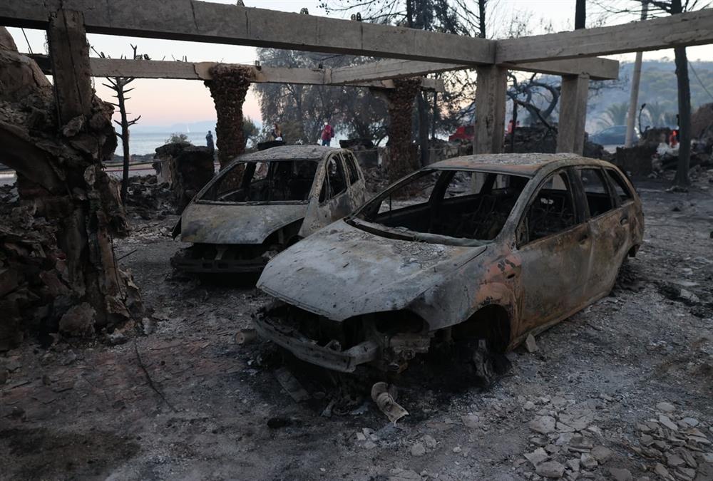 Στάχτη και γκρεμισμένοι κόποι στη Σαλαμίνα: Οι εικόνες μετά το φονικό πέρασμα της φωτιάς