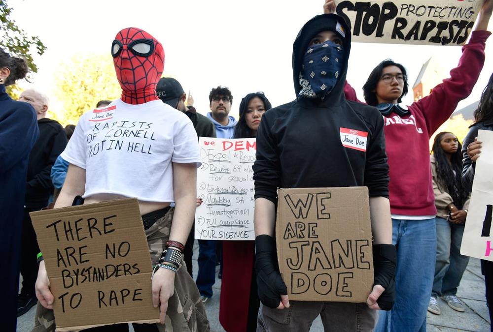 «Είμαστε όλοι Jane Doe»: Χιλιάδες φοιτητές του Κορνέλ διαδήλωσαν για την υπόθεση του ομαδικού βιασμού