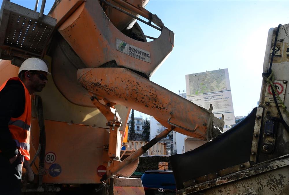 Πανικός στη Βασιλέως Γεωργίου: Άνοιξε τρύπα στο έδαφος και «κατάπιε» κολώνα