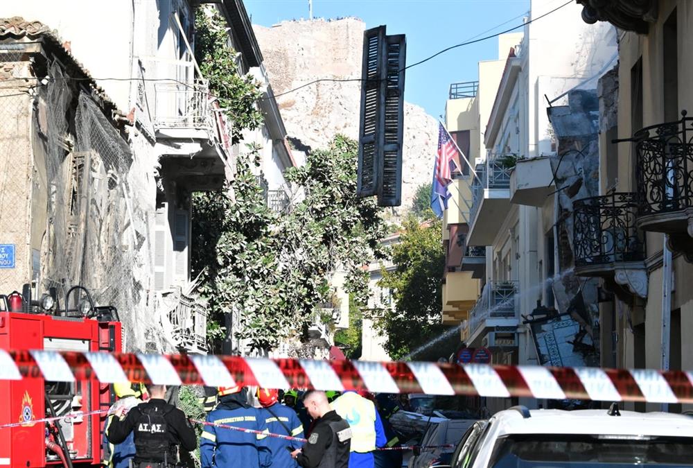 Ισχυρή έκρηξη στην Πλάκα: Κατέρρευσε και τυλίχτηκε στις φλόγες κτίριο στη Λυσικράτους
