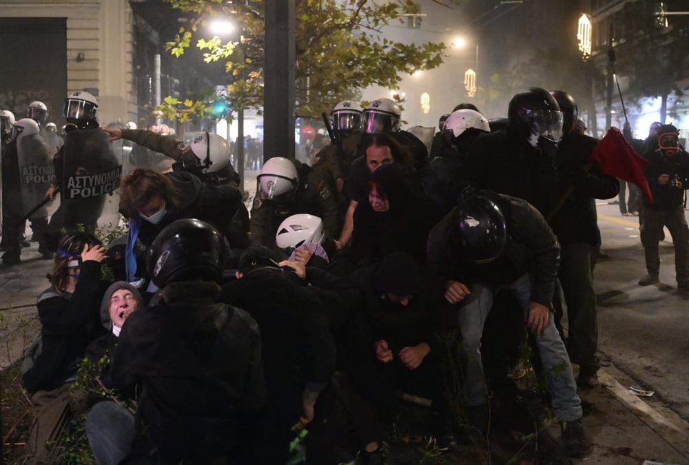 Όργιο αστυνομικής βίας σε άλλη μια πορεία για τον Αλέξη - Κι όμως, κόσμος έσπασε τον αποκλεισμό και τραγούδησε στο μνημείο