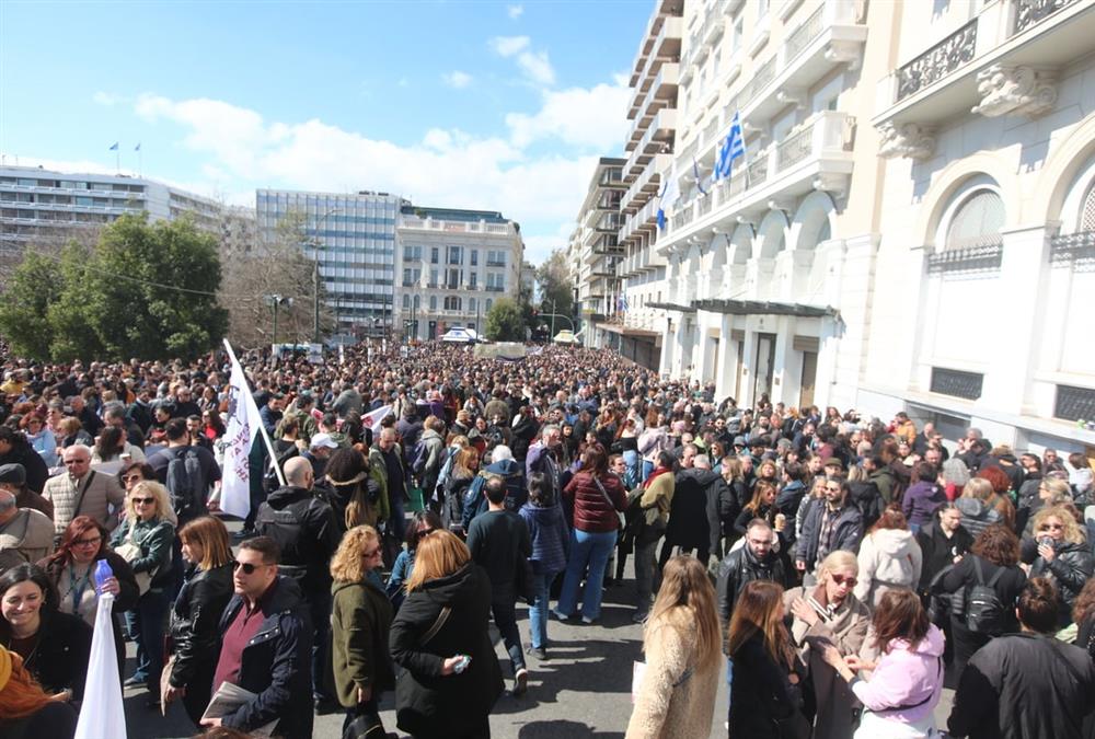 Τέμπη 3 χρόνια μετά: Μεγαλειώδης συγκέντρωση στο Σύνταγμα - Λαοθάλασσα με αίτημα για δικαιοσύνη