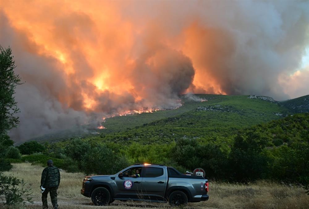 Πύρινος όλεθρος στο Πόρτο Γερμενό από τη μεγάλη φωτιά - Σκληρή μάχη με τις φλόγες