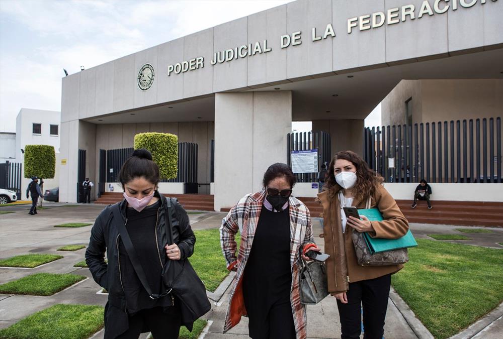 «Μπορούσα να αφήσω τον εαυτό μου να πεθάνει ή να κατανοήσω τη νέα μου πραγματικότητα» - Οι γυναίκες – θύματα επιθέσεων με οξύ συσπειρώνονται και αναζητούν δικαιοσύνη