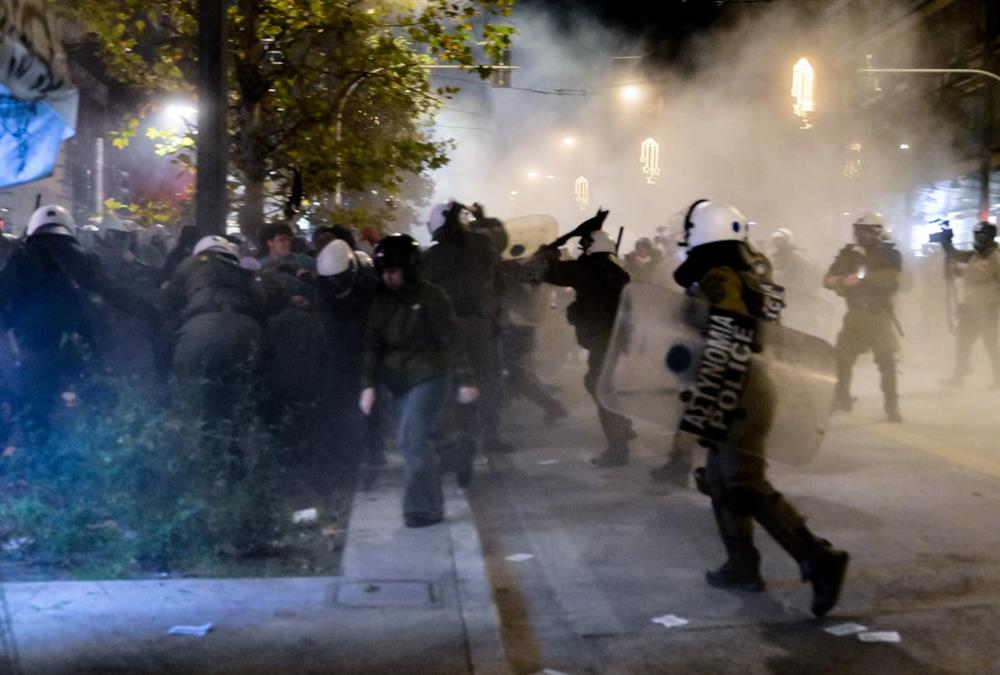 Όργιο αστυνομικής βίας σε άλλη μια πορεία για τον Αλέξη - Κι όμως, κόσμος έσπασε τον αποκλεισμό και τραγούδησε στο μνημείο