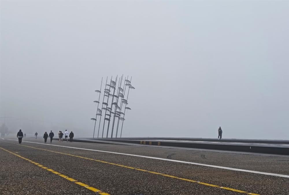 Πέπλο ομίχλης κάλυψε τη Θεσσαλονίκη - Εντυπωσιακές εικόνες