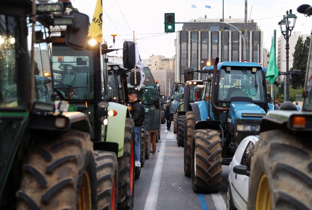 Απόβαση των αγροτών με τρακτέρ στο Σύνταγμα - «No farmers, no life»