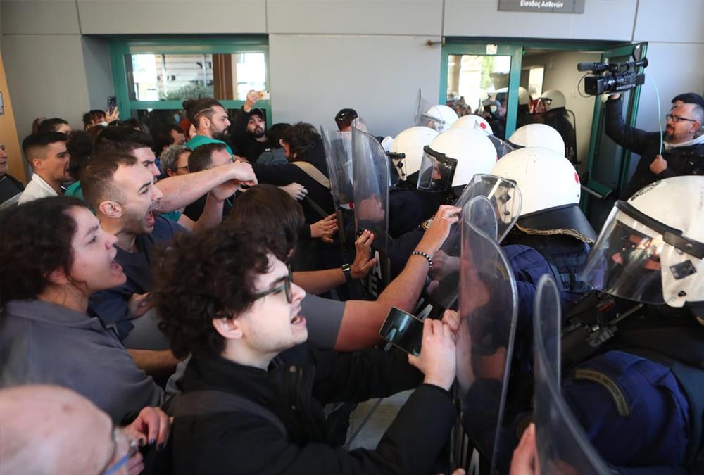 Μεγάλη ένταση στο νοσοκομείο Νίκαιας - Οργή υγειονομικών στην επίσκεψη Γεωργιάδη