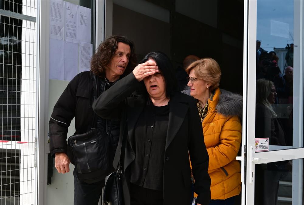 Τέμπη, η δίκη: Πρώτη μέρα με εικόνες ντροπής - Μεγάλο «κύμα» συμπαράστασης στους συγγενείς