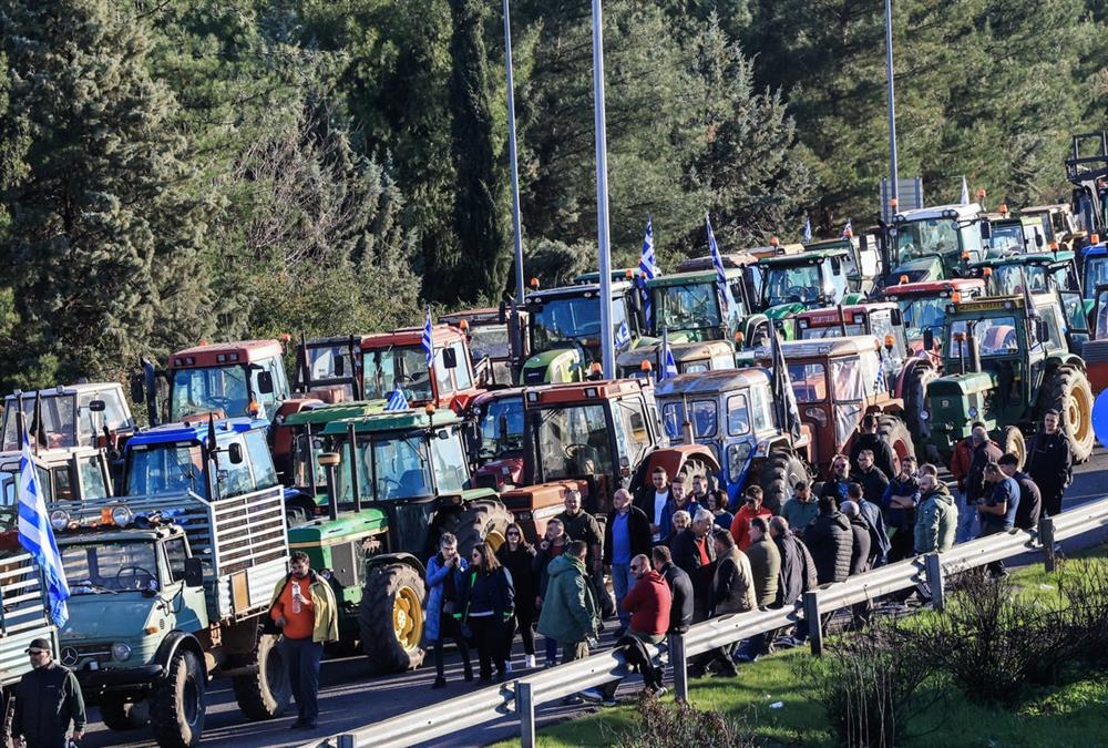 Ενισχυμένα και δυναμικά τα αγροτικά μπλόκα: Αποφασισμένοι οι αγρότες σε όλη τη χώρα