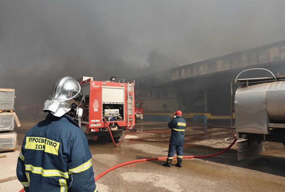 Φωτιά σε επιχείρηση στον Ασπρόπυργο: Εικόνες καταστροφής
