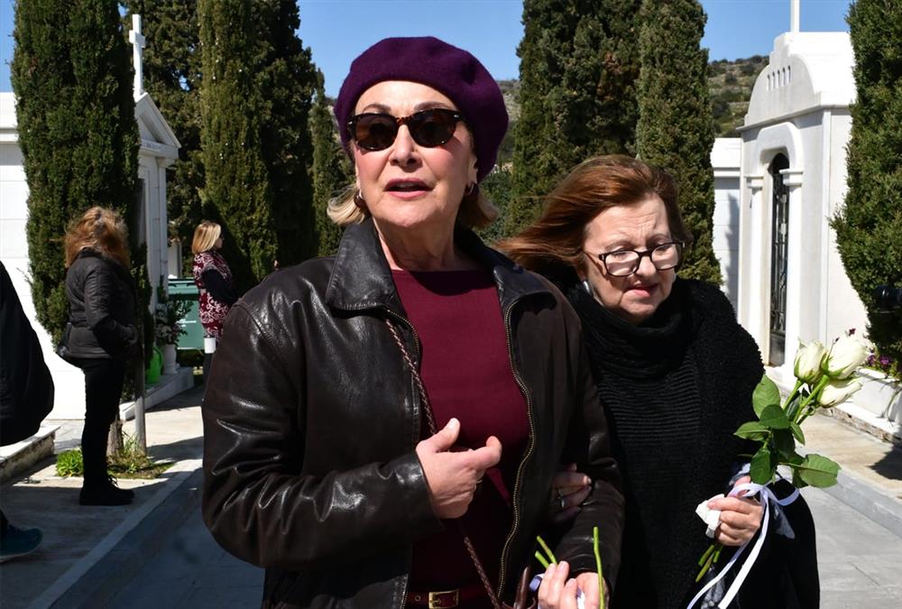 Το τελευταίο χειροκρότημα στον Γιώργο Μαρίνο - Σε κλίμα συγκίνησης η κηδεία του