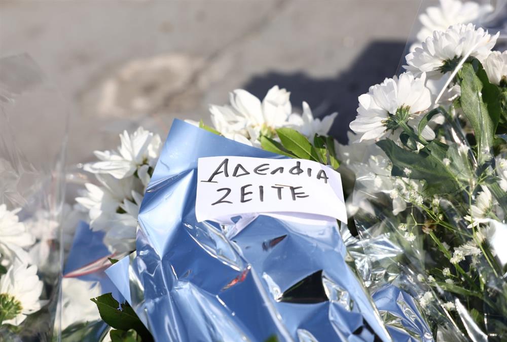 Συγκίνηση στην Τούμπα: Φίλοι του ΠΑΟΚ με λουλούδια, κασκόλ και πανό τιμούν τη μνήμη των «αετόπουλων»