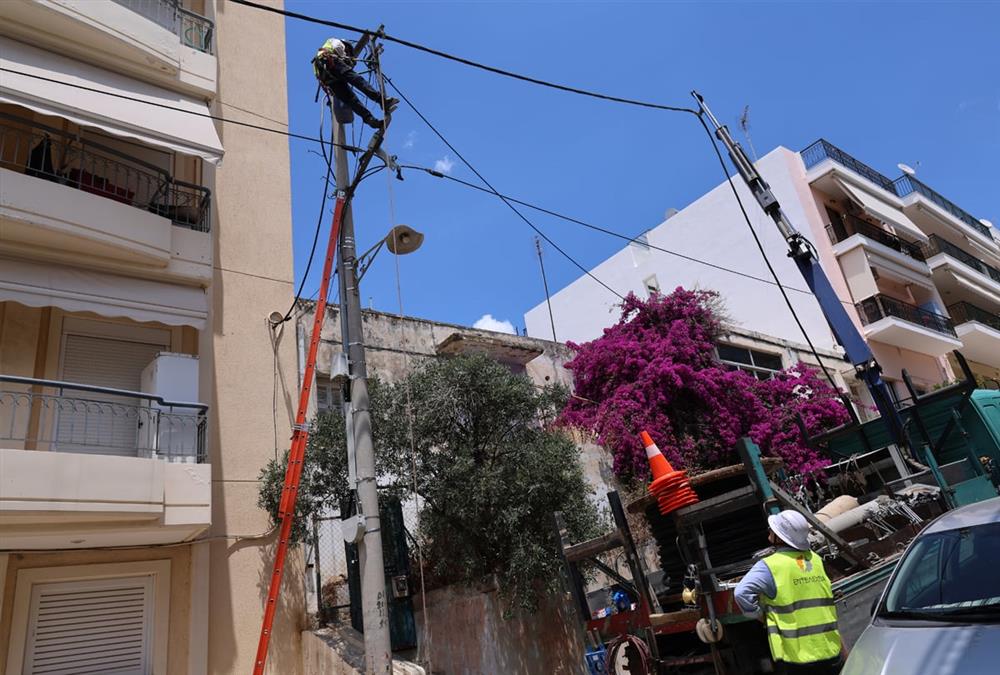 Απίστευτες εικόνες στην Ηλιούπολη - Φορτηγό έπεσε σε κολώνα, καταπλάκωσε τέσσερα ΙΧ, έσπασε εισόδους
