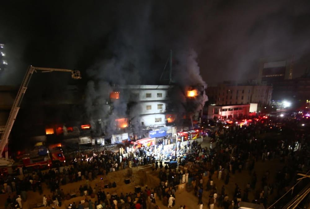 Έξι νεκροί από τεράστια πυρκαγιά σε μεγάλο εμπορικό κέντρο στο Πακιστάν - Εικόνες καταστροφής