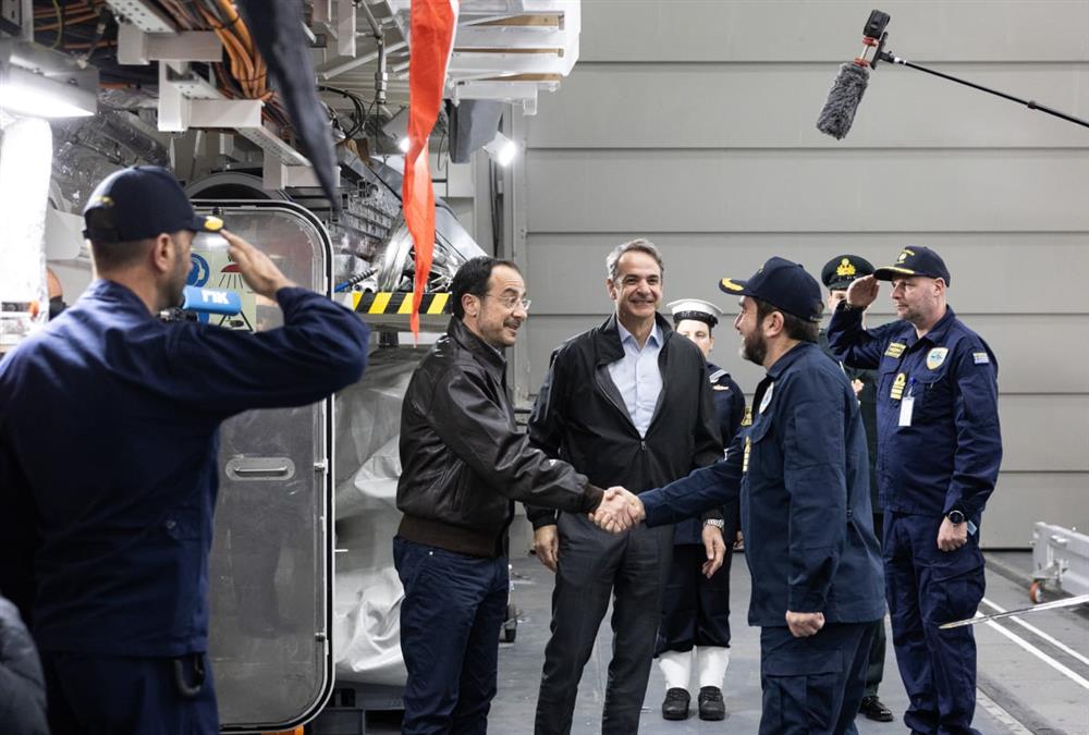 «Θα είμαστε εδώ όποτε χρειάζεται»: Στη Φρεγάτα «Κίμων» Μητσοτάκης και Χριστοδουλίδης
