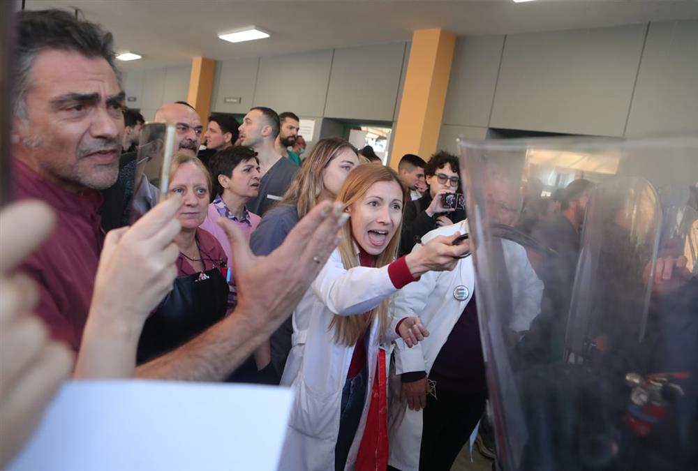 Μεγάλη ένταση στο νοσοκομείο Νίκαιας - Οργή υγειονομικών στην επίσκεψη Γεωργιάδη