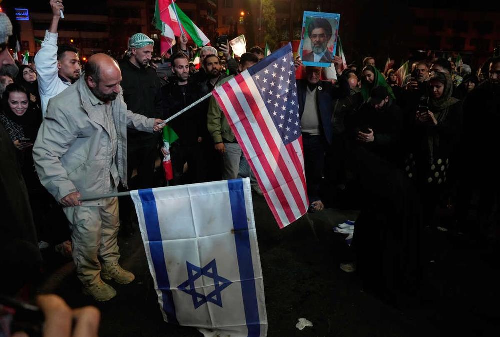 Πανηγυρισμοί στην Τεχεράνη μετά τη συμφωνία για εκεχειρία