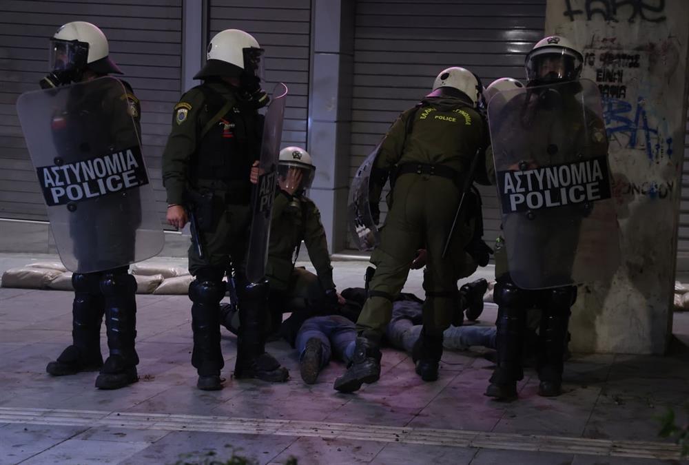 Όργιο αστυνομικής βίας σε άλλη μια πορεία για τον Αλέξη - Κι όμως, κόσμος έσπασε τον αποκλεισμό και τραγούδησε στο μνημείο