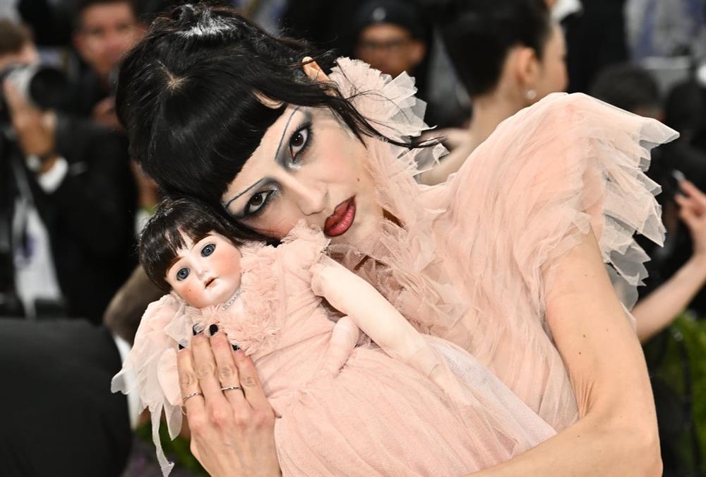Met Gala 2026: Λάμψη, προκλήσεις και εντυπωσιακές επιστροφές στο κόκκινο χαλί