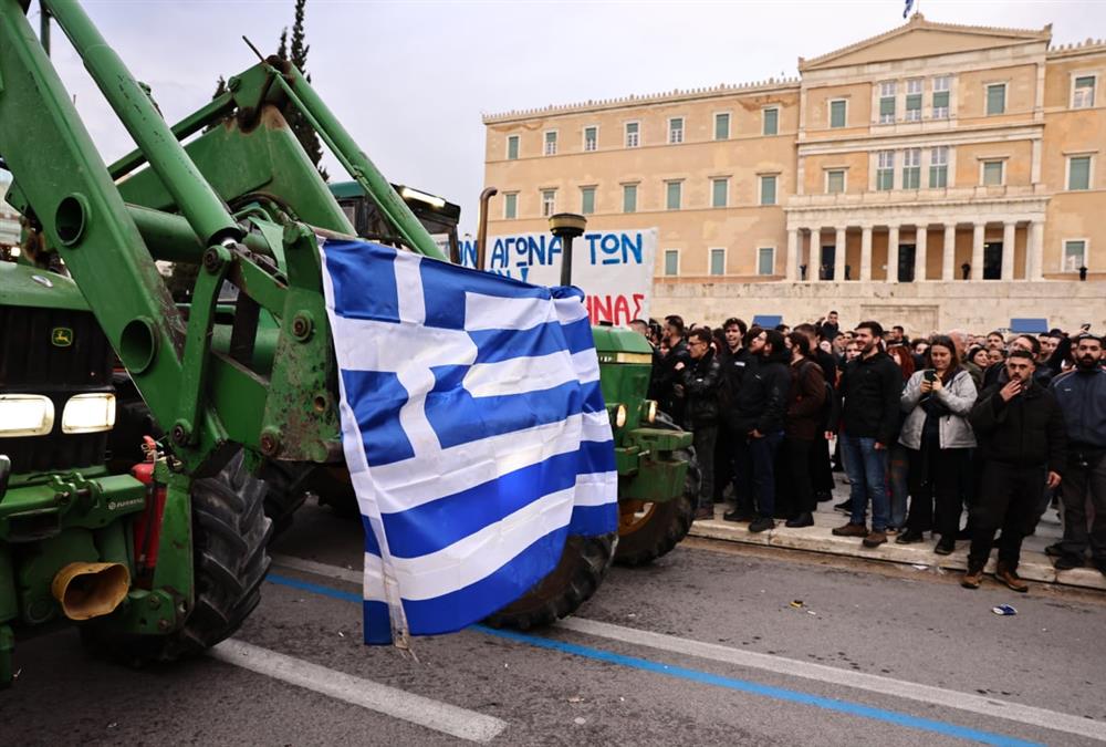 Απόβαση των αγροτών με τρακτέρ στο Σύνταγμα - «No farmers, no life»