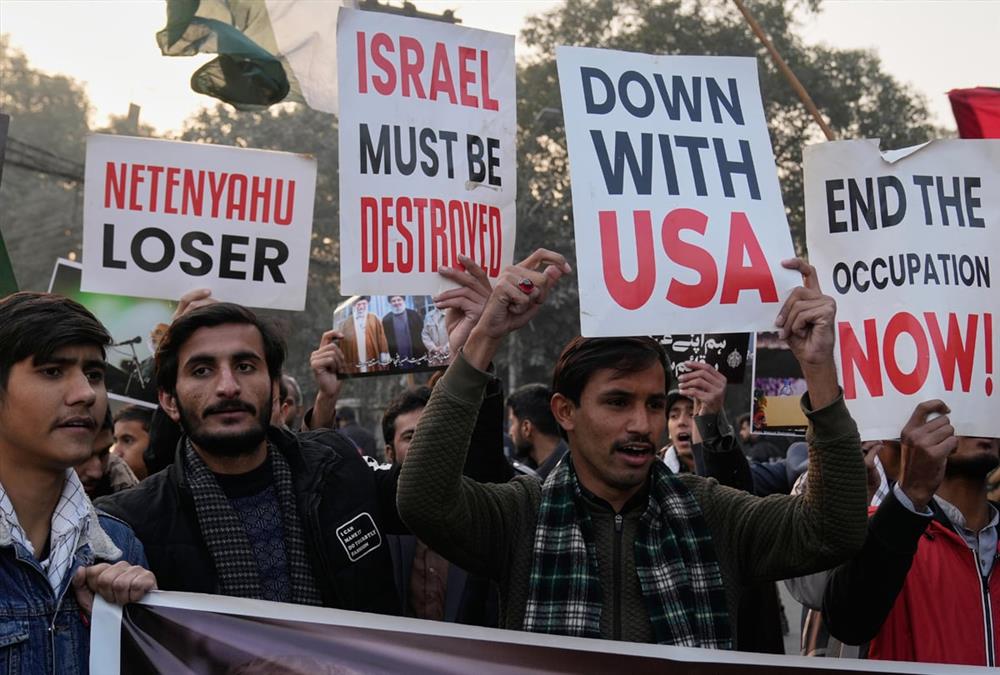 Στο πλευρό του ιρανικού λαού διαδηλωτές από όλο τον κόσμο - Συνεχίζεται η εκατόμβη νεκρών στην Τεχεράνη