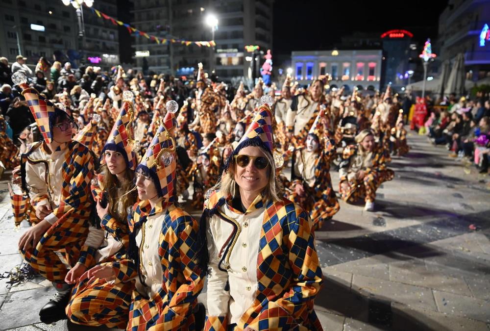 ΟΠΕΚΕΜΠΕΕ, λειψυδρία και ο «τζάμπας που πέθανε»: Εικόνες από φετινό Πατρινό Καρναβάλι
