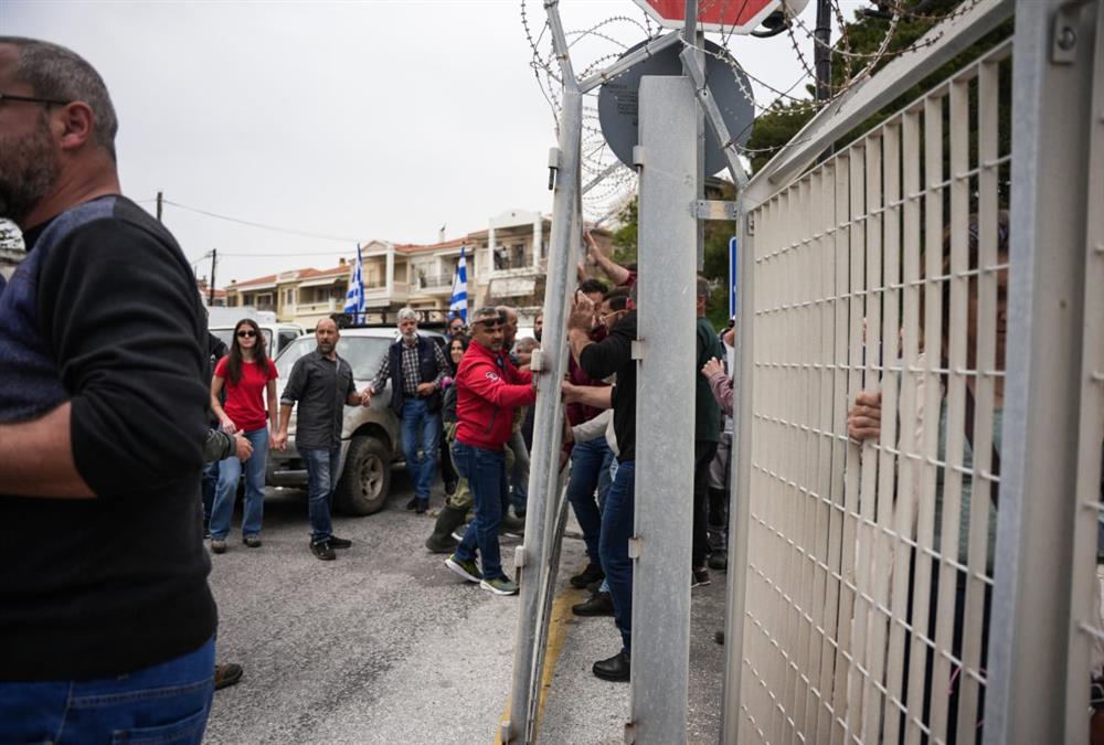 Οργισμένοι κτηνοτρόφοι απέκλεισαν το λιμάνι της Μυτιλήνης και έριξαν γάλα