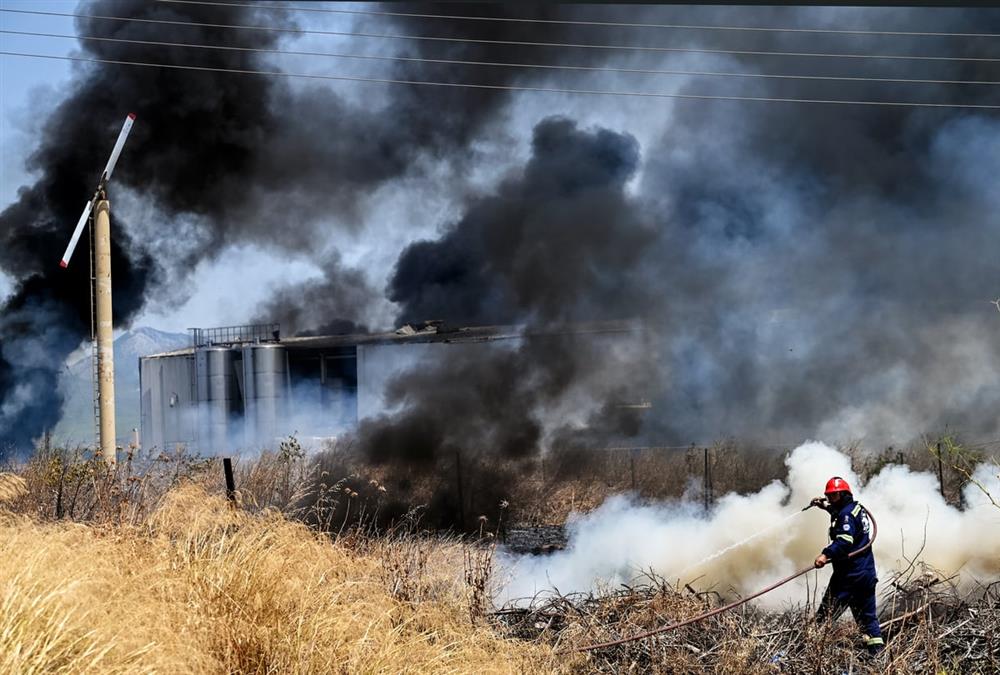 Φονική έκρηξη σε εργοστάσιο στα Εξαμίλια Κορινθίας