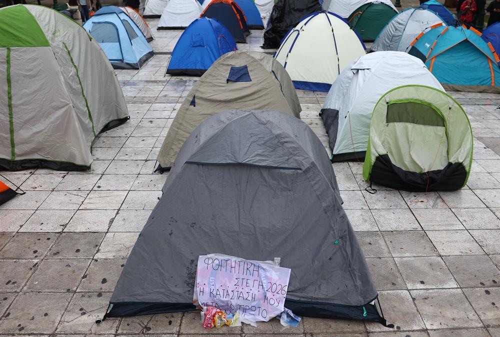 «Να σπουδάσουμε ή να επιβιώσουμε;»: Διαμαρτυρία φοιτητών στο Σύνταγμα για το στεγαστικό (ΙΝΤΙΜΕ)