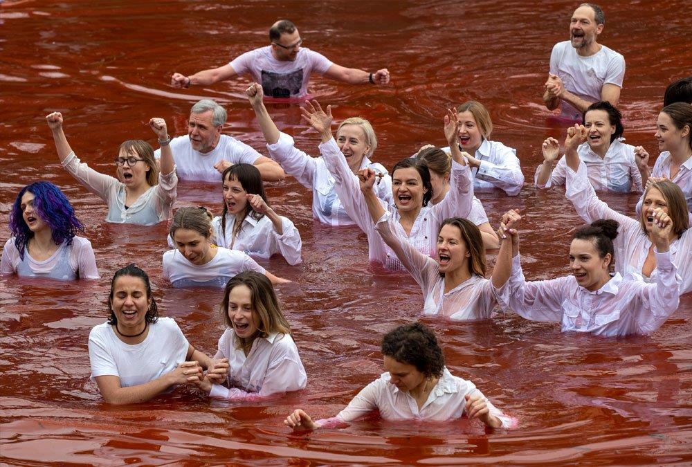 Μια λίμνη βάφτηκε κόκκινη στη Λιθουανία - Η διαμαρτυρία για το λουτρό αίματος στην Ουκρανία