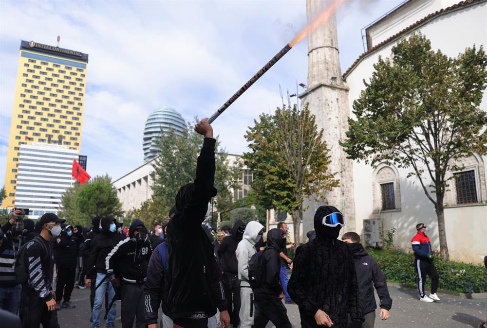Γιατί «φλέγονται» ξανά τα Τίρανα: Οι ογκώδεις διαδηλώσεις, τα επεισόδια και το «όχι» Ράμα σε παραίτηση (AP)