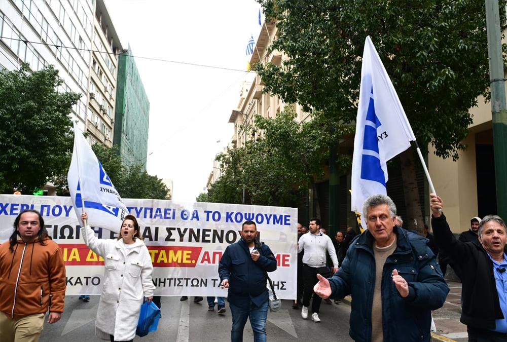 Στους δρόμους της Αθήνας οι οδηγοί ταξί - Καπνογόνα και συνθήματα έξω από τη Βουλή