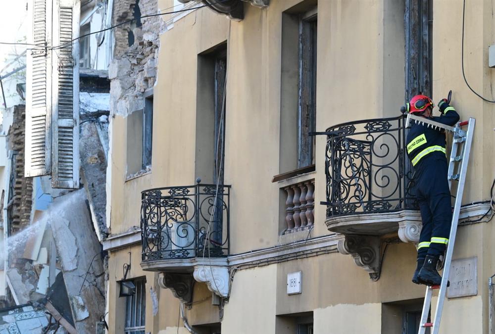 Ισχυρή έκρηξη στην Πλάκα: Κατέρρευσε και τυλίχτηκε στις φλόγες κτίριο στη Λυσικράτους