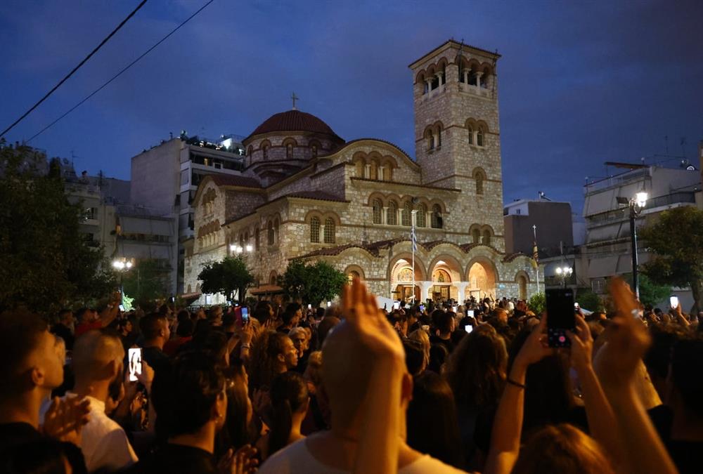 Λαοθάλασσα, τραγούδια, κλάματα και λουλούδια στη λαϊκή αγρυπνία για τον Γιώργο Μαζωνάκη στη Νίκαια