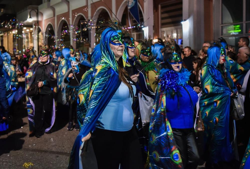 Ξυλοπόδαροι, νεράιδες και... άρωμα Βενετίας: Εντυπωσιακές εικόνες από το Καρναβάλι Γυναικών στην Πρέβεζα