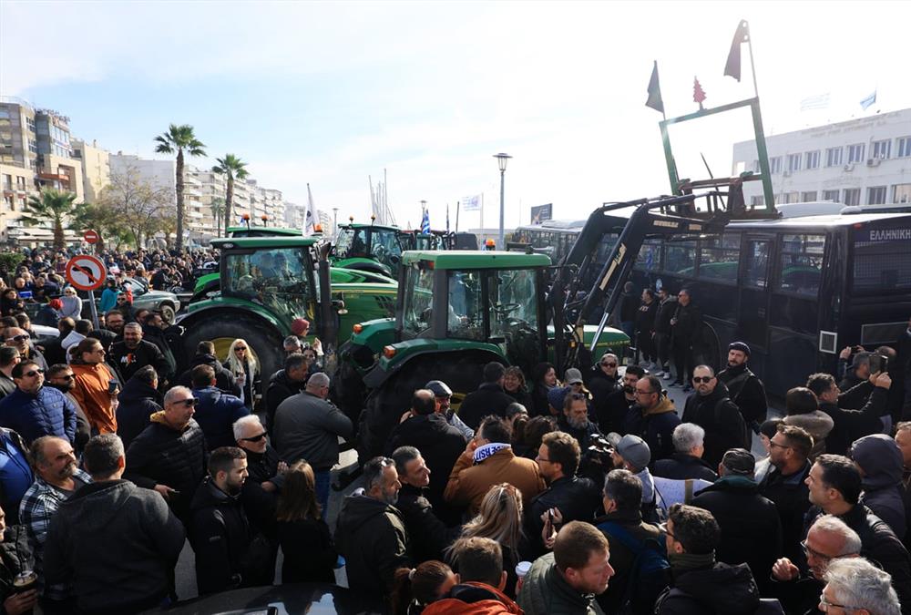 Αγροτικός ξεσηκωμός σε όλη τη χώρα - Επεκτείνονται τα μπλόκα, μεγαλώνει η ένταση