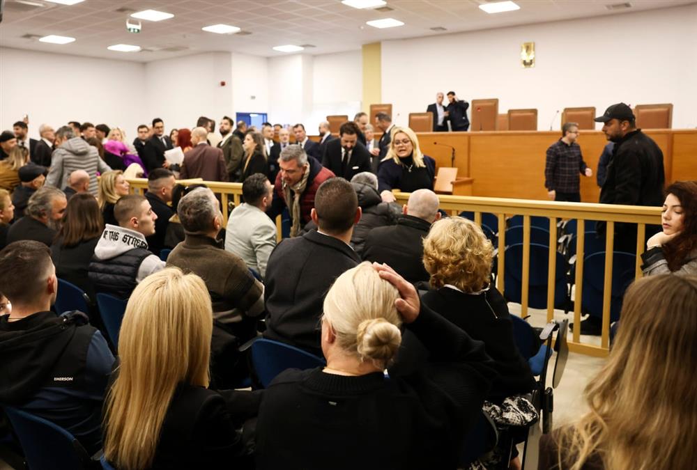 Τέμπη, η δίκη: Πρώτη μέρα με εικόνες ντροπής - Μεγάλο «κύμα» συμπαράστασης στους συγγενείς